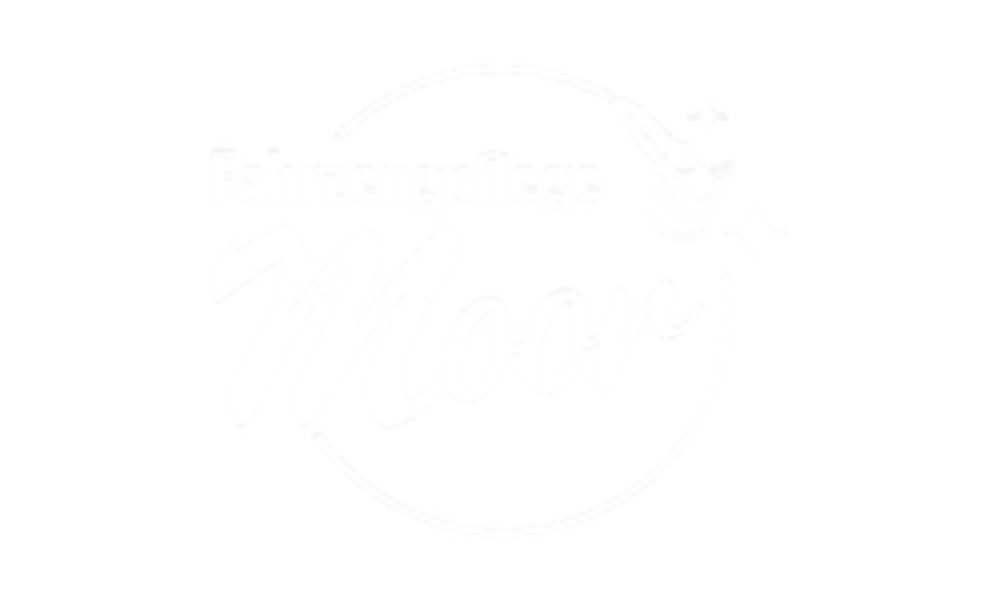 Logo "Fahrzeugpflege Moor" in Weiß, umrandet von einem Kreis, auf dunkelgrünem Hintergrund.