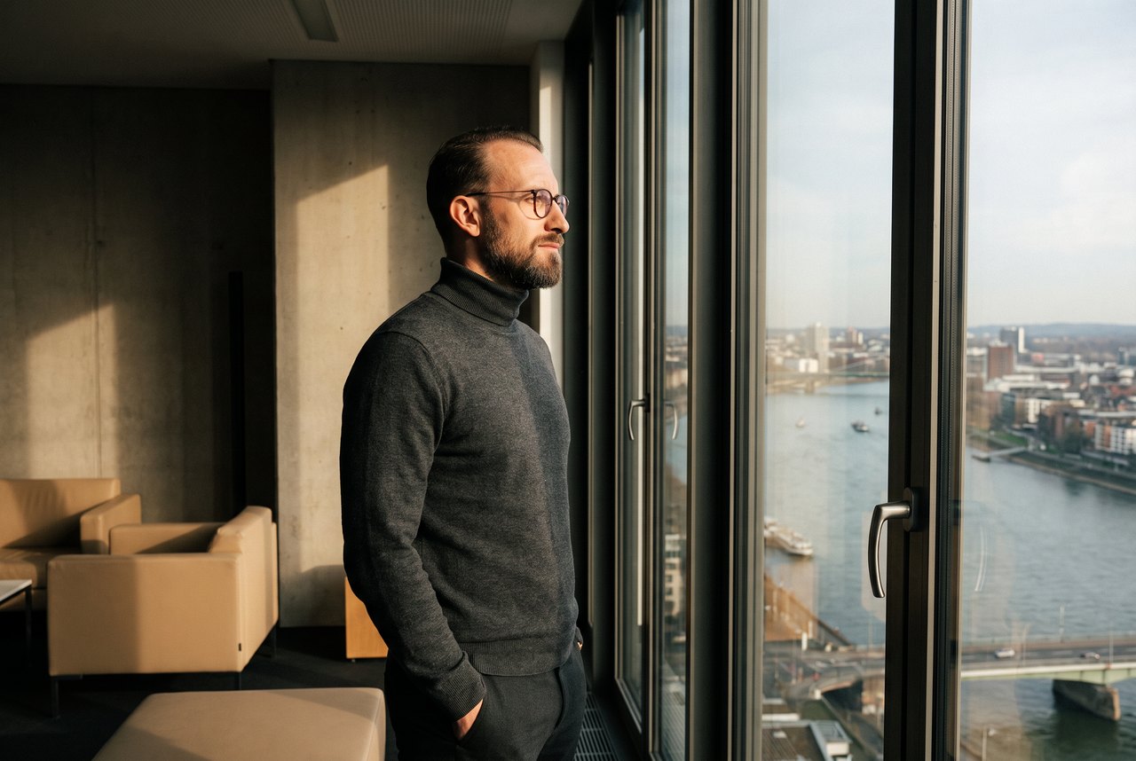 Erik Rulands am Fenster eines Büros über dem Rhein