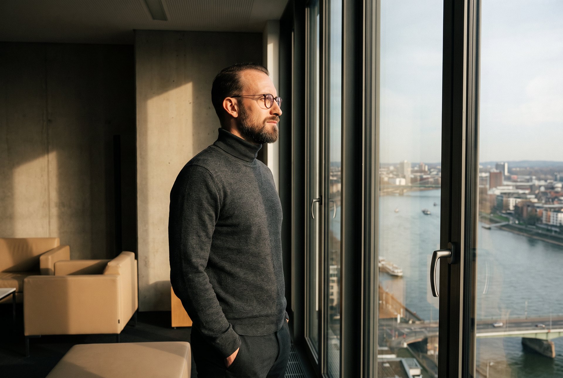 Erik Rulands vor moderner Architektur