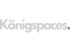 Königspaces-Logo in grauen Buchstaben auf dunkelgrünem Hintergrund, mit einem grauen Punkt nach dem Wort.