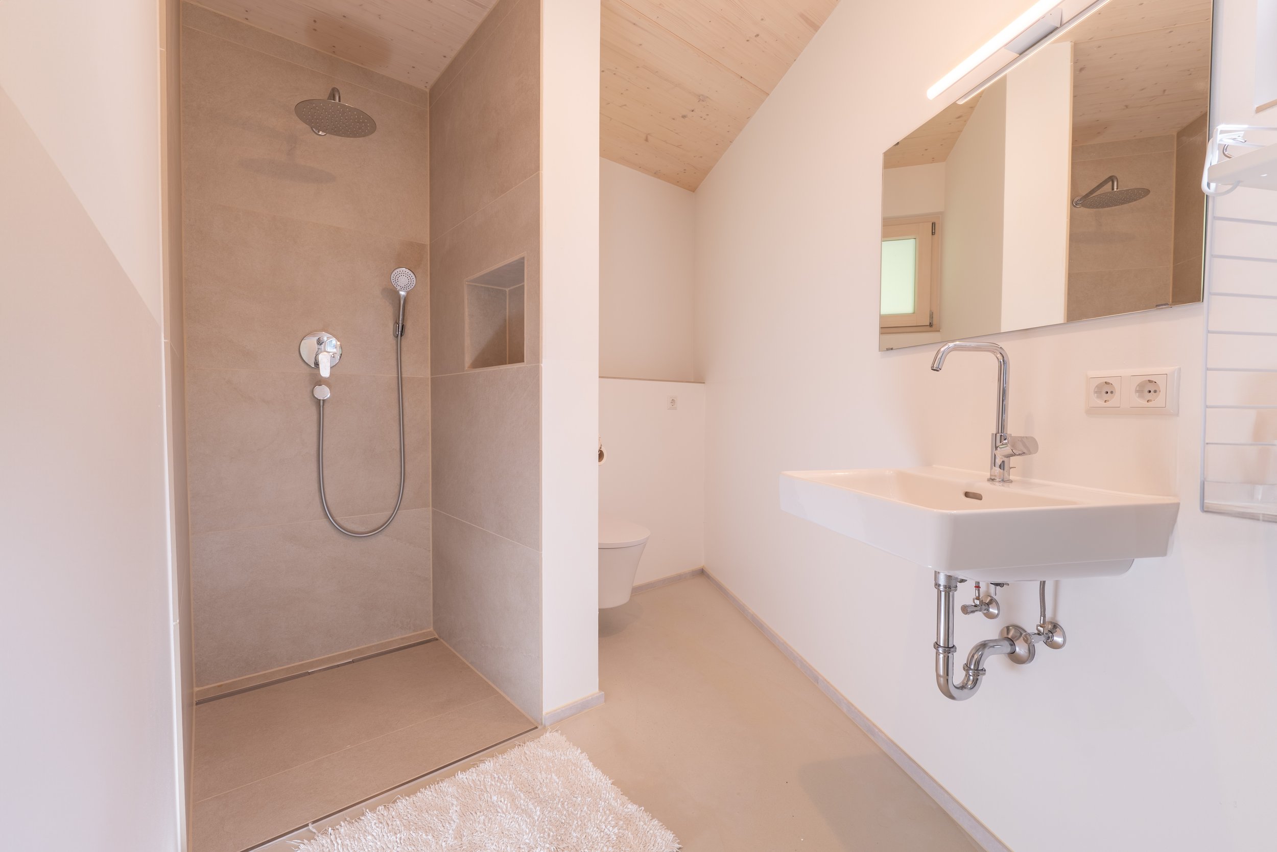 Badezimmer mit begehbarer Dusche und Waschbecken