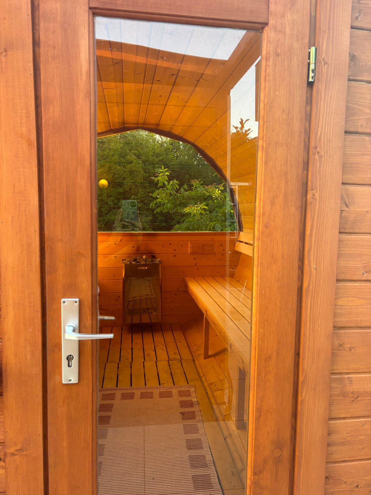 Wellness Oase – Innenraum der Sauna mit Saunaofen