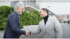 Stefan Weidner schüttelt Hans Schneider die Hand