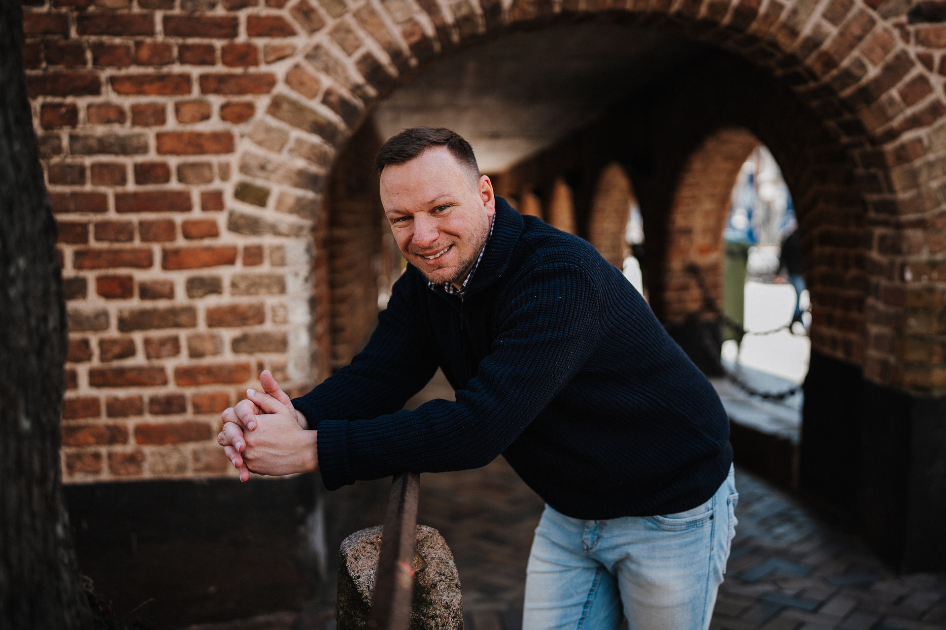 Matthias Carstensen am Backsteinbogen in Flensburg