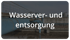 Industrieanlage zur Wasseraufbereitung mit blauen Rohren und dem Text Wasserver- und entsorgung.