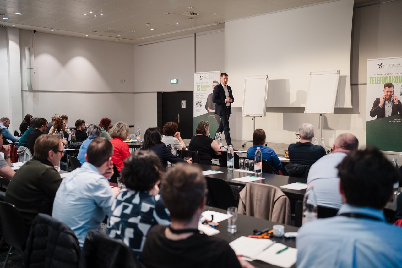 Teilnehmer arbeiten im Seminarraum des Sales-Day