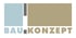 Bau Konzept Logo mit hellblauen und beigen Rechtecken sowie grauem Akzentbalken.