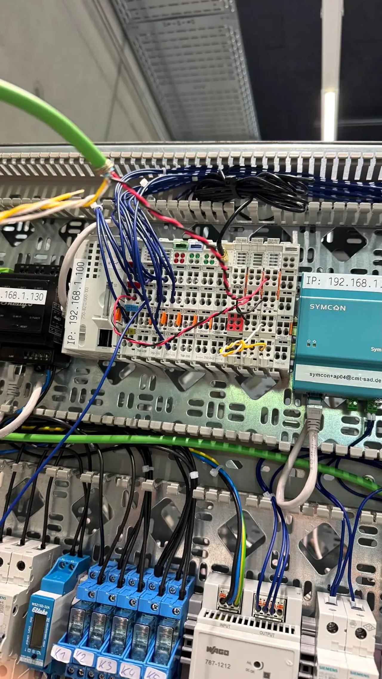 Verdrahtung im Schaltschrank einer Gebäudeautomation