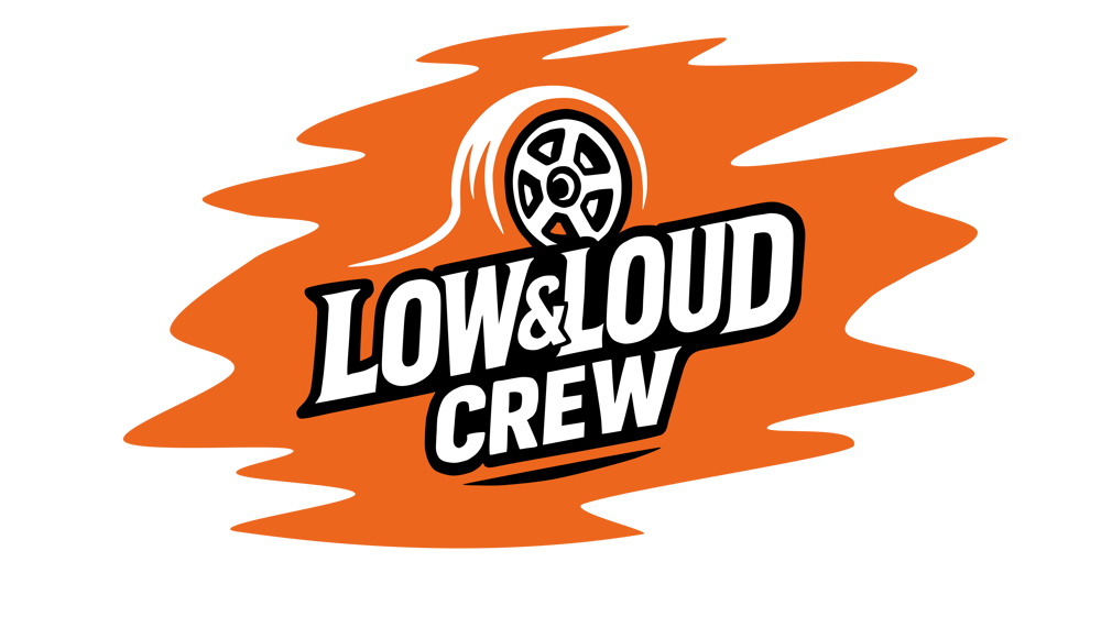 Schwarzer Schriftzug "LOW & LOUD CREW" mit weißem Reifen-Symbol auf orangefarbenem Hintergrund.