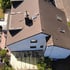 Dasselbe Wohnhaus aus der Luft vor der Installation der PV-Anlage