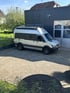 Mercedes Sprinter mit individueller Camper-Ausstattung auf dem Hof der Reisewagenworks Werkstatt