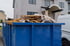 Container vor einem Haus mit Holz- und Verpackungsmaterial – REKA Containerdienst für Entrümpelung und Renovierung in Langenfeld