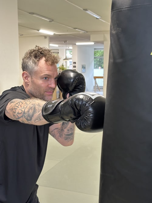 Trainer Carlo beim Kickbox-Training am Sandsack bei SOMA Bonn