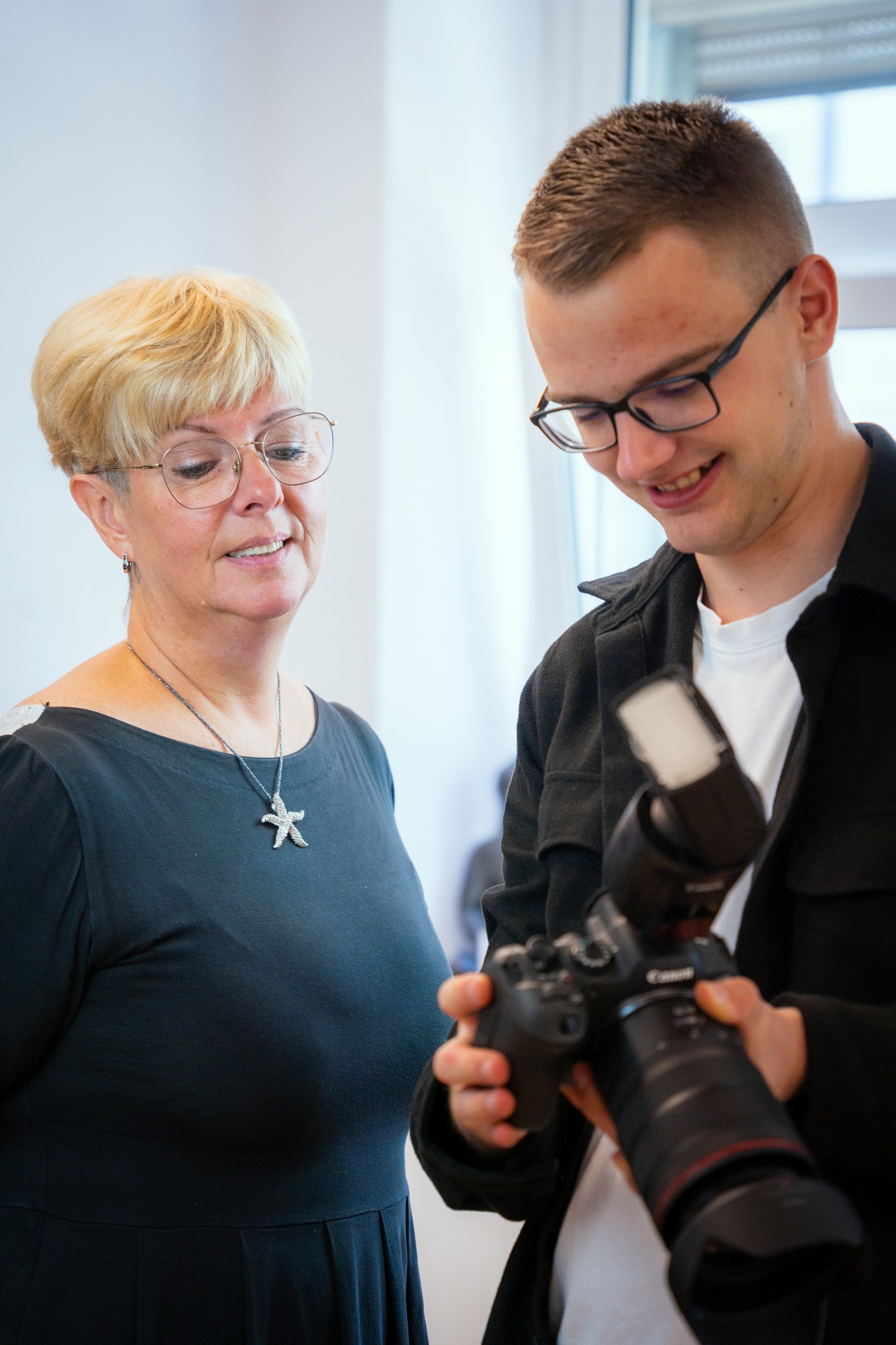 Fotograf hält einen echten Moment fest – Eventfotografie