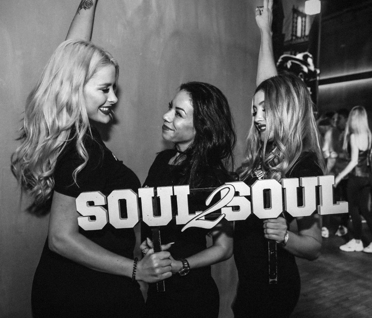 Soul2Soul Clubnacht, drei Gastgeberinnen mit dem Soul2Soul-Schriftzug