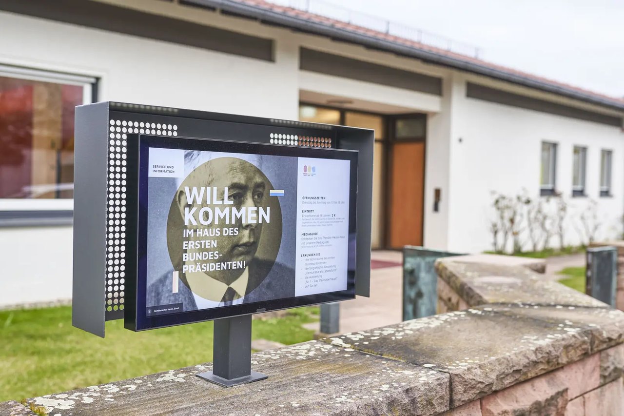 Willkommen im Haus des ersten Bundespräsidenten – digitale Besucherinformation am Eingang