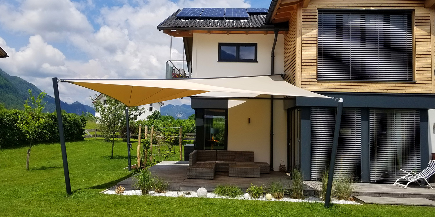 Festes Sonnensegel über einer Eckterrasse