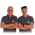 Hartwig Gehr und Marvin Gehr in grauen Poloshirts mit "Gehr"-Logo und verschränkten Armen lächeln in die Kamera.
