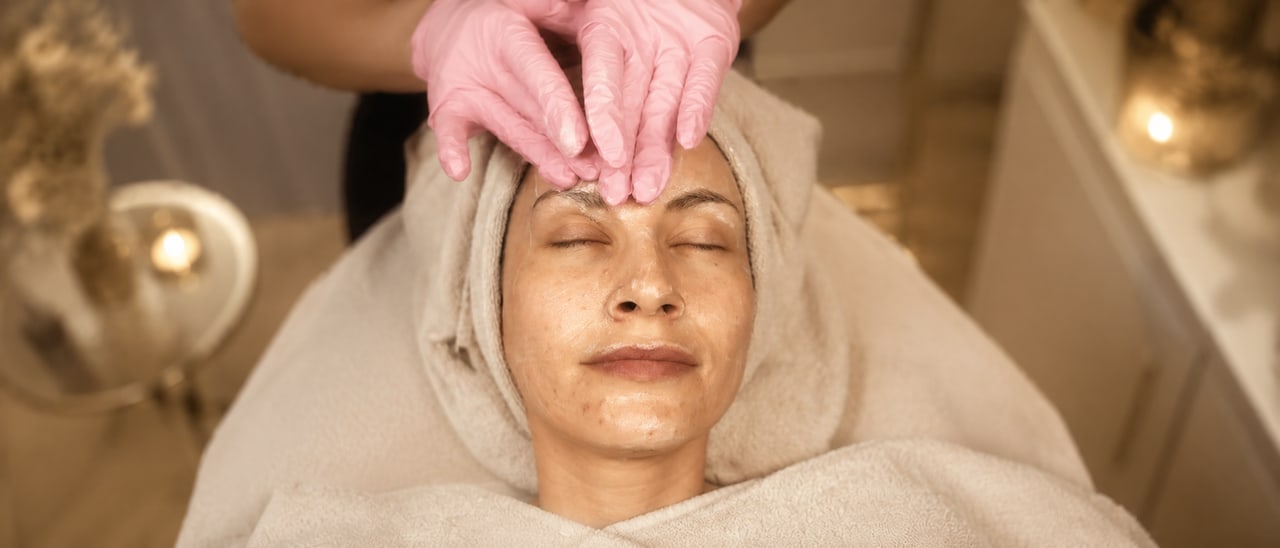 Auftragen eines Pflegeprodukts auf die Haut nach der Microneedling-Behandlung im SWON Studio in Pforzheim