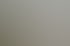 Heller Büroraum mit Empfangstheke aus Holz und Weiß, Pflanzen, Glaswänden und Bürotischen im Hintergrund.