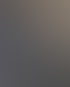 Drei Personen in einem Fitnessstudio, umgeben von Hanteln und Fitnessgeräten.
