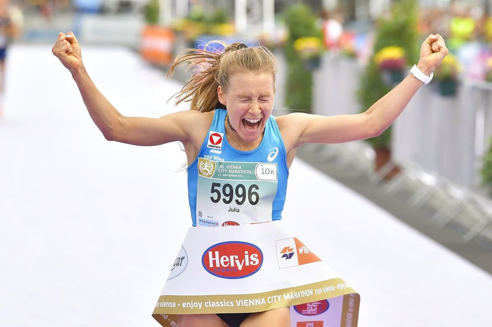 Julia Mayer jubelt im Ziel des Vienna 10K 2021 über ihren österreichischen Rekord