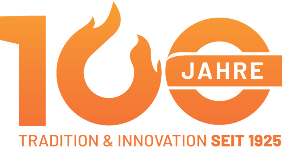 Logo "100 Jahre" in Orange mit einer Flamme als Null und dem Text "TRADITION & INNOVATION SEIT 1925".