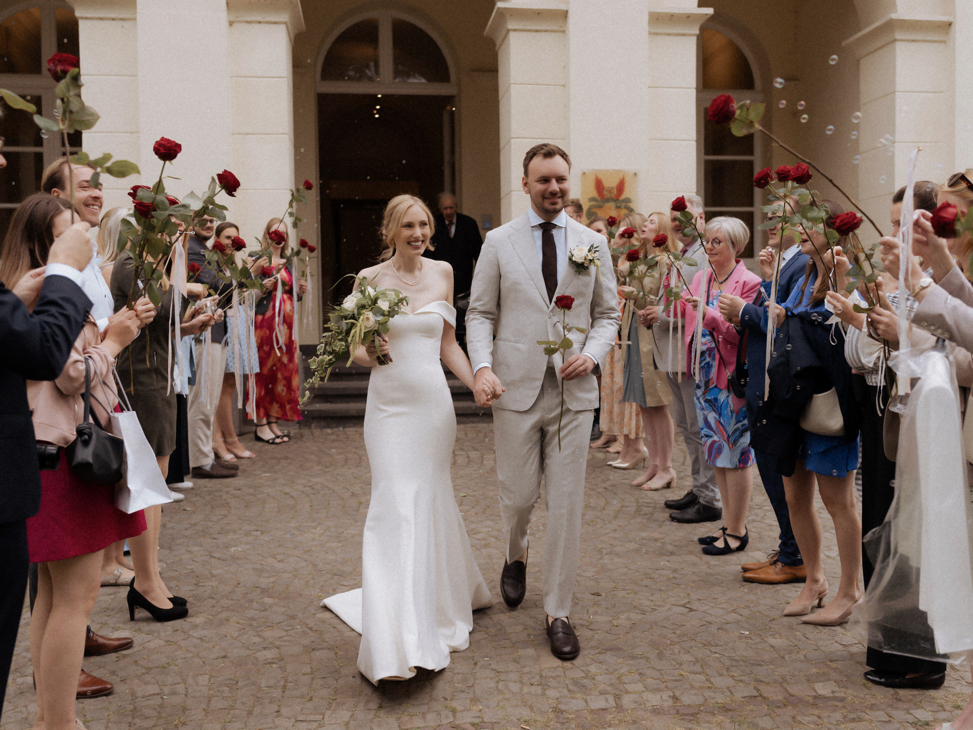 Auszug des Brautpaars durch ein Rosenspalier der Gäste am Schloss Eller in Düsseldorf.