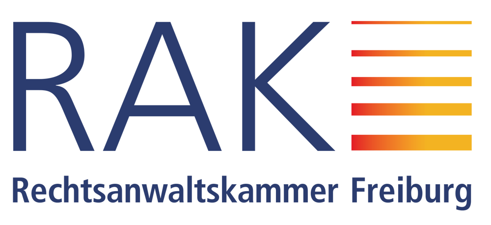 Logo der RAK Rechtsanwaltskammer Freiburg mit blauem Text und fünf horizontalen, farbverlaufenden Balken auf Schwarz.