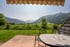 Ferienwohnung mit Terrasse im Ferienresort Hahnenkamm Reutte – Ausblick auf grüne Wiesen & Berge