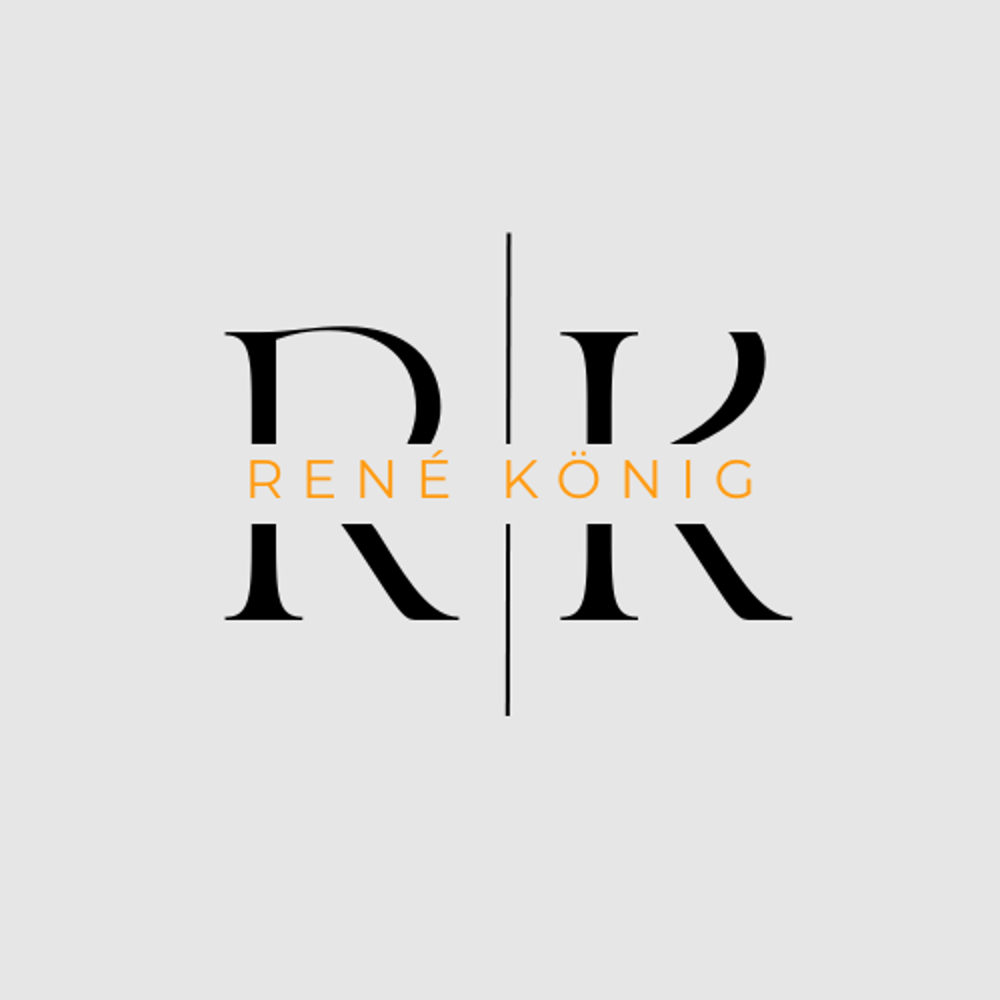 Schwarze Buchstaben „RK“ oben und unten, getrennt durch vertikale Linie, mit orangefarbenem Text „RENÉ KÖNIG“ in der Mitte.