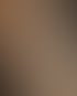Ein Tattoo auf einem Arm zeigt drei Hände, die ineinandergreifen, mit den Initialen "L" und "H".