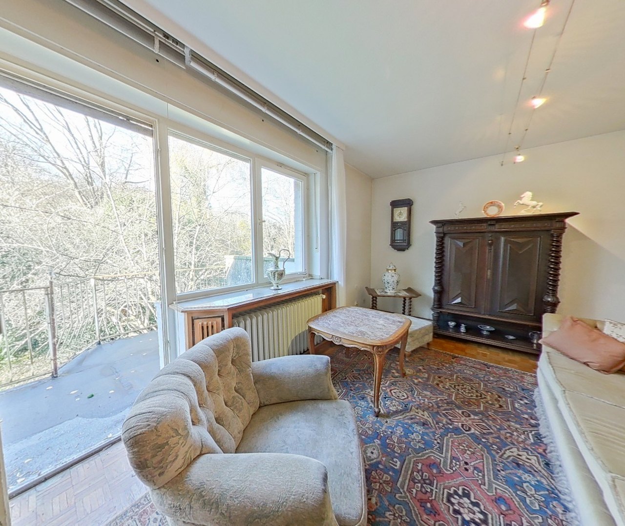 Wohnraum im Obergeschoss mit Blick in den Garten