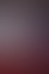 Moderatorin hält eine Tüte mit einem DRK Logo in der Hand und zeigt sie dem davorstehendem Publikum