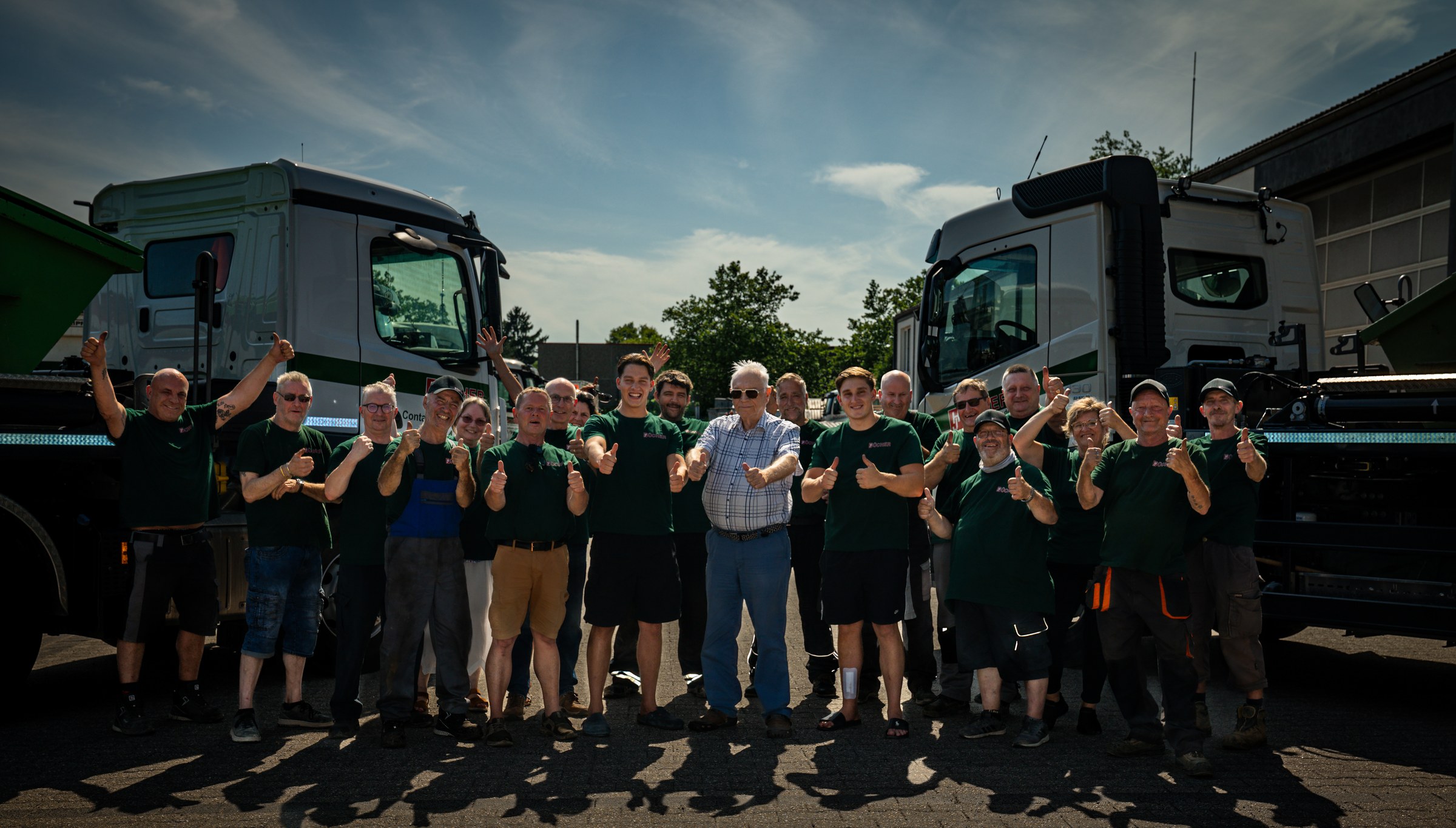 Das Team des Bücher Containerdienst vor den Containerfahrzeugen