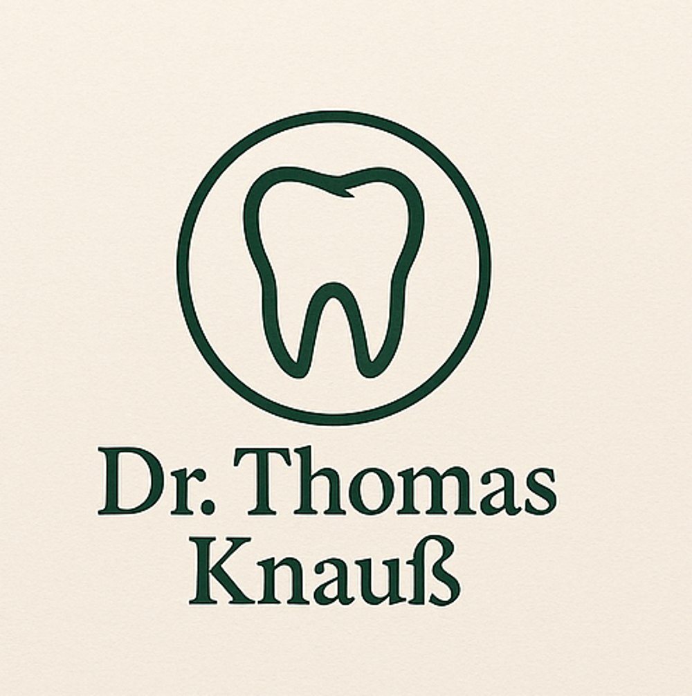 Grüner Zahn in Kreis über dem Text "Dr. Thomas Knauß" auf hellem Hintergrund.