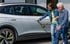 Eine Frau hilft einer Seniorin beim Einsteigen in ein weißes Auto der Firma Elektro Haslinger.