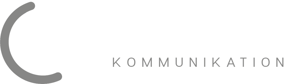 Logo von Claym Kommunikation: Weißer Schriftzug auf dunkelgrünem Hintergrund.