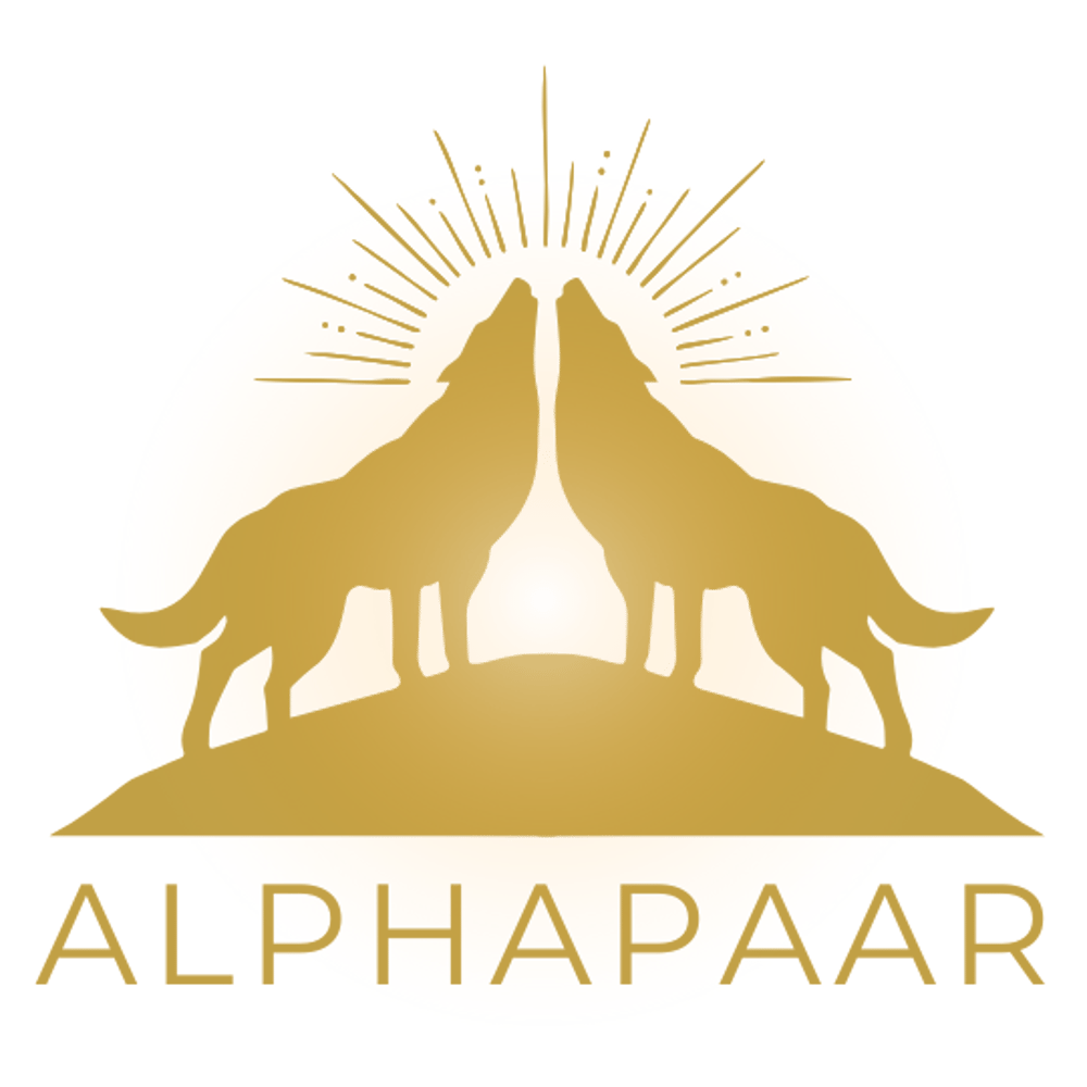 Goldene Silhouette von zwei heulenden Wölfen vor einer strahlenden Sonne mit dem Text "ALPHAPAAR" darunter.