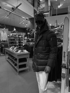 Schaufensterpuppe im Daunenmantel – sportlich-elegante Herrenmode bei Tschui Menswear in Thun
