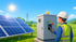 Ein Techniker betätigt einen Schalter an einem Stromkasten neben Solarmodulen unter einem blauen Himmel.