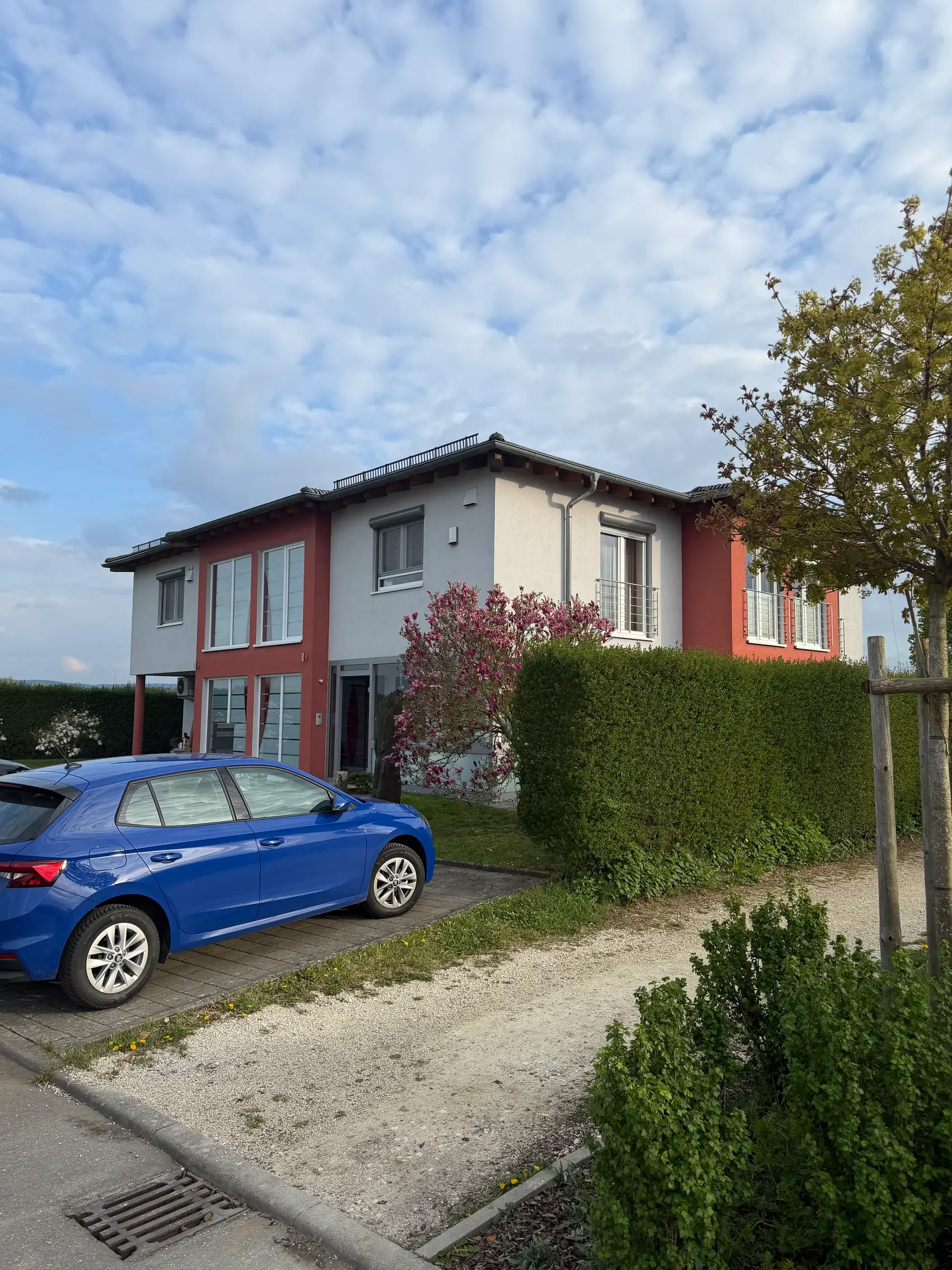 Das Gebäude von ADU-Dental in der In der Breite 18 in Göggingen von außen