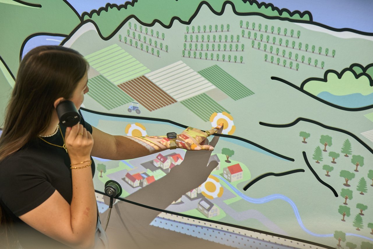 Mit einem Handpointer erkunden Besucher die gezeichnete Mosellandschaft – einzelne Hotspots lösen Animationen und Erklärungen aus