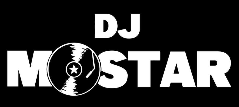 Schwarzes Logo mit weißem Text "DJ MOSTAR" und einer Schallplatte als "O".