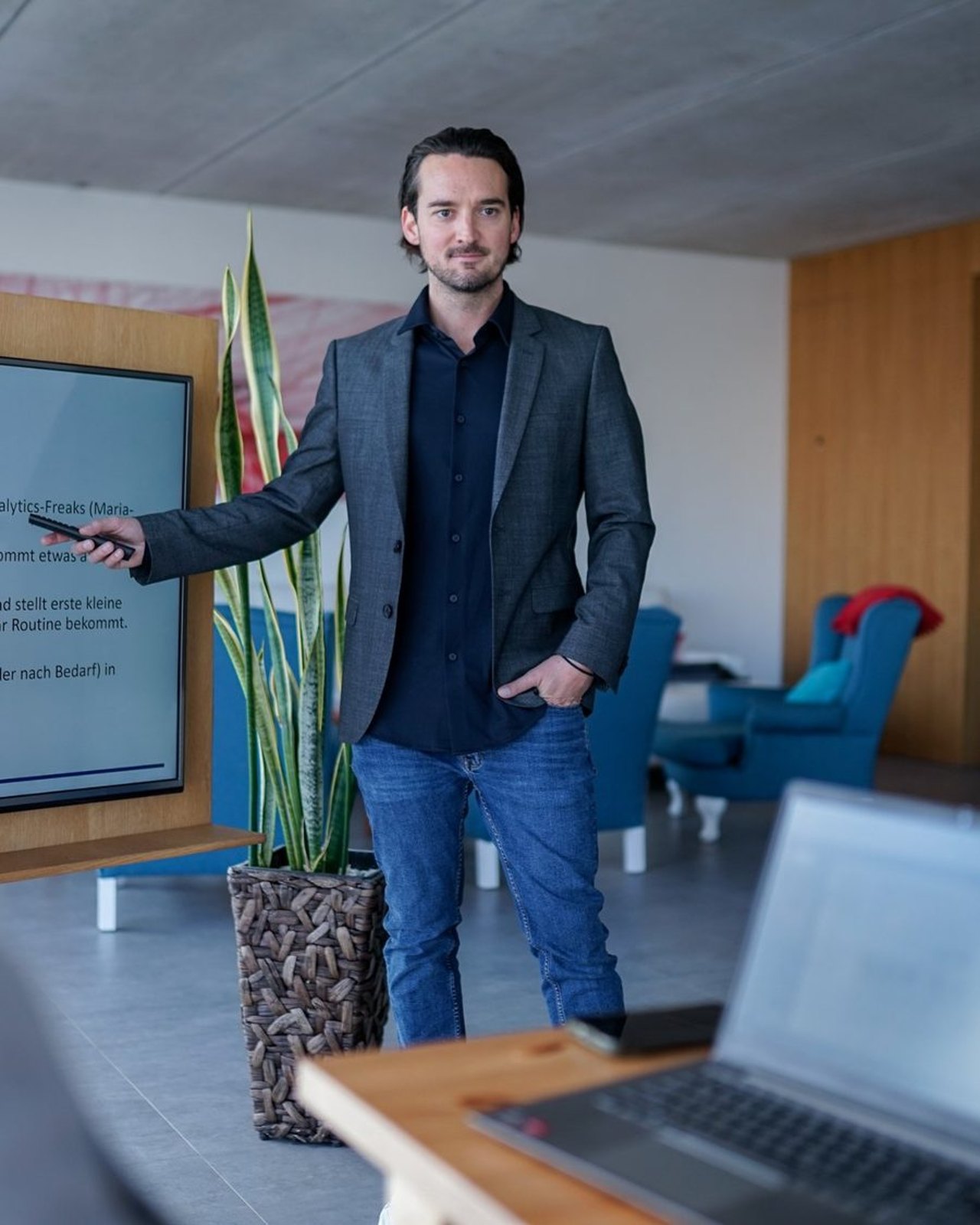 Daniel Rakus erklärt in einem Workshop Google-Ads-Themen