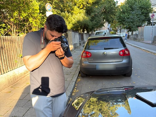 KFZ-Gutachter nimmt einen Unfallschaden vor Ort im Großraum München auf