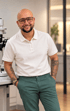 Zu sehen ist Hannes Ebner, Augenoptikermeister, geprüfter Optometrist (HWK) und Dozent aus dem Allgäu.