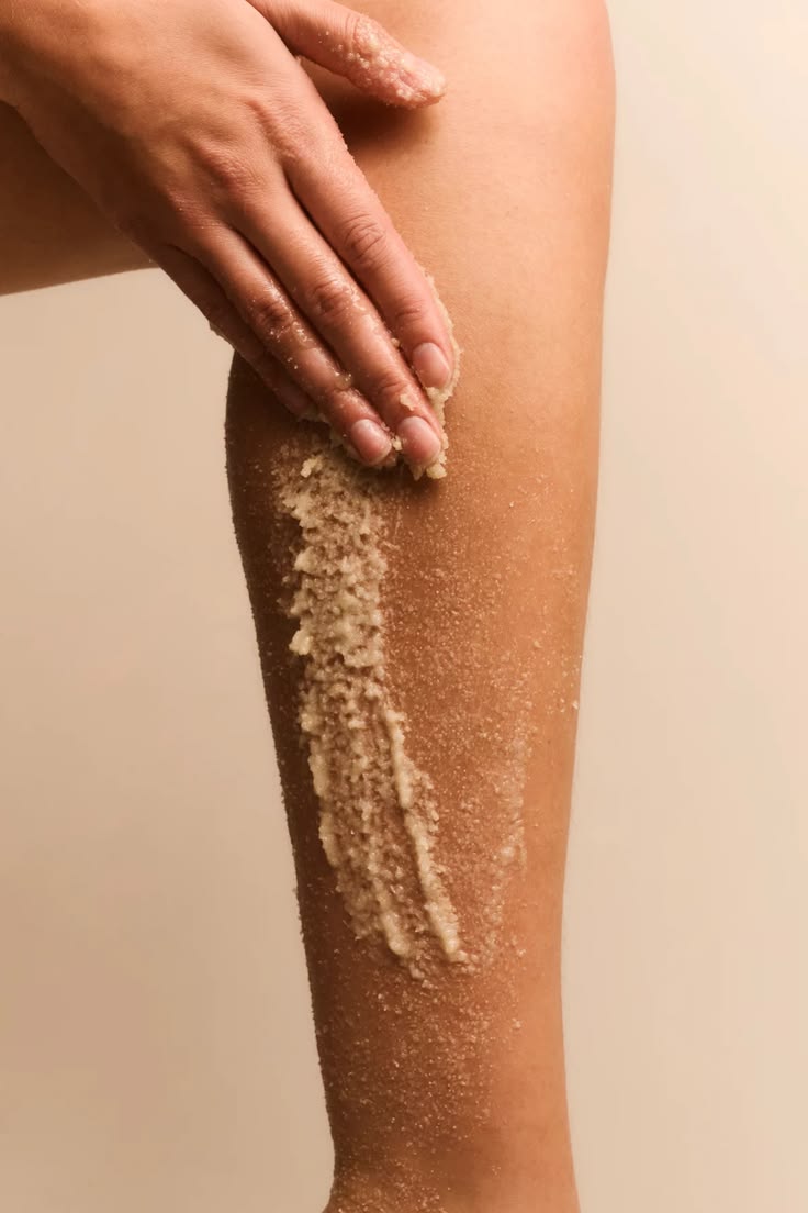 Peeling-Anwendung auf Marmorliege