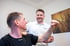 Physiotherapeut LANDphysio Lauchdorf behandelt Schulter eines Patienten mit aktiver Übung im Ostallgäu