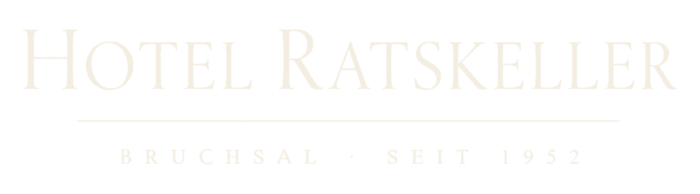 Logo des Hotel Ratskeller in Bruchsal, seit 1952, mit weißer Serifenschrift auf schwarzem Hintergrund.